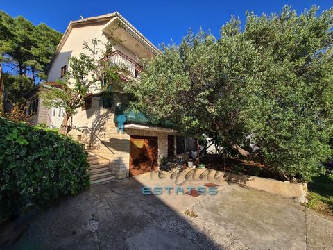 A charming family house in Trogir on the island of Čiovo, very close to the sea and the beach, consisting of one residential unit. It rises over three floors with 283 square meters of gross living area, of solid and quality construction, well equippe...