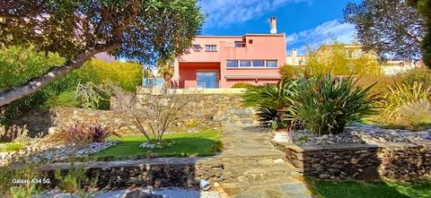 Welcome to this sumptuous villa of 165 m² of living space, offering an exceptional living environment and a breathtaking view of the majestic Albères. Divided into half floors, each room of this house has been designed to allow you to fully enjoy thi...