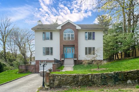 This great Colonial-style home built in 1996 is on a very desirable, tree-lined street in Larchmont Village with plenty of wonderful space to spread out. A fantastic kitchen with granite countertops and barstool seating opens to the dining room. Ther...