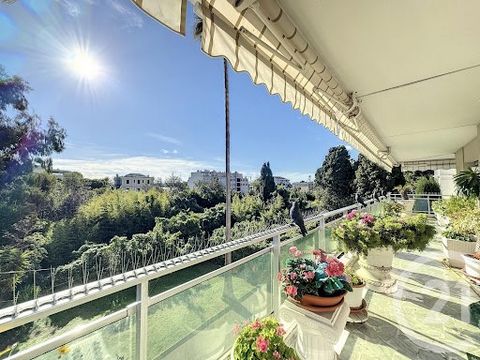 CANNES Basse-Californie: Spacious, bright 4-room flat with triple-exposed terrace of over 60 sqm. 3 bedrooms, one of which is en suite with dressing room and shower room, bathroom, separate fitted and equipped kitchen, 2 separate WCs. Sea views. Clos...
