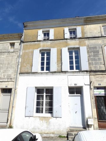 En plein coeur du centre bourg de Saint Savinien, petite cité de caractère bordée par la Charente, venez découvrir cette maison qui dispose au rez-de-chaussée d'une entrée, d'un salon d'un séjour/cuisine aménagée équipée, d'une buanderie et d'un wc. ...