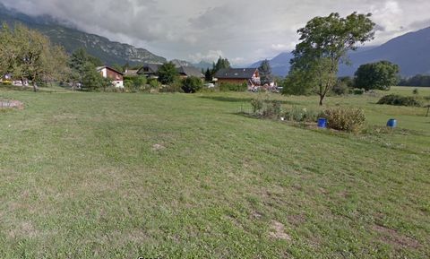 DOUSSARD - Flat building land of 1131 m2. Located in the heart of the pretty village of Doussard, quiet, close to amenities and local shops, this land is favourably ready to welcome your future home, Its living environment remains idyllic, due to its...