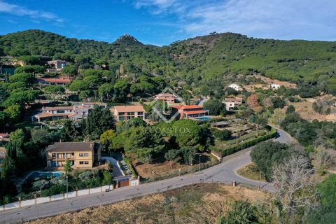 This fantastic plot, with a very good sunny south-easterly aspect and sea views, stands out for its excellent location in Cabrera de Mar, just 5 minutes from Mataró, 15 minutes from the international school of Montgat, 25 minutes from Barcelona and 3...