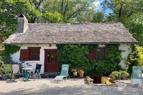 Looking for peace, forests, nature and the charm of the french countryside? We offer this unique house exclusively, an ideal holiday home. This is your opportunity! Via an unpaved path, you arrive in an oasis of greenery, trees, flowers and an except...