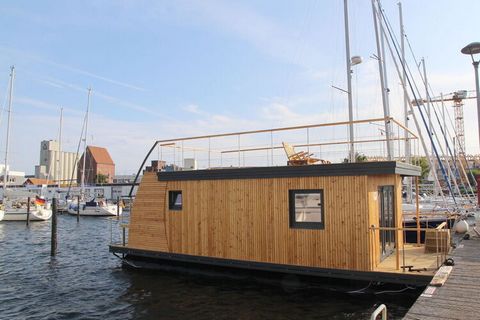 Houseboat in Heiligenhafen, Baltic Sea: sheltered outdoor space, 30m² roof terrace; max. 4 people, preferably with dog. In the middle of the marina, town & beach 5 min.