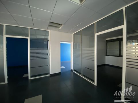 FOR SALE Delle city center beautiful location free commercial walls with a surface of 160 m2 with showcase on the ground floor. Cellar 35 m2. 5 private parking spaces. Many possibilities of developments! This property is offered for sale by Alliance ...