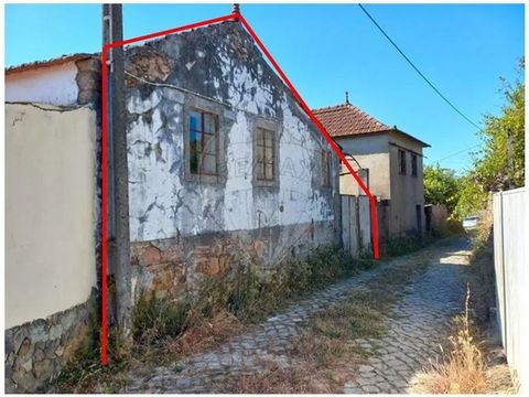 House with two floors inserted in a small village in the municipality of Figueiró dos Vinhos. The house for restoration consists of two floors, land whose limit is a stream and well with spring and some fruit trees. The villa has a covered patio exce...
