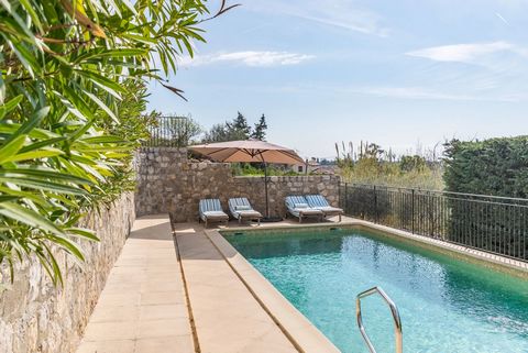 Magnificent charming villa located in a peaceful residential area, nestled on the outskirts of the picturesque village of Le Rouret, in the hinterland of Cannes. This splendid property offers 4 spacious bedrooms and an independent studio. South-facin...