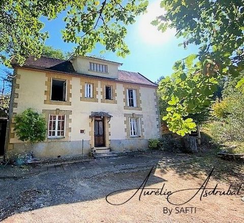 Aurélie and Eric Asdrubal offer you this beautiful, large, period house, nestling in a green setting, in a peaceful setting and not overlooked. Close to St Cyprien and Meyrals, you can enjoy a unique setting, between woods and meadows, without being ...