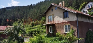 Price: €44.990,00 District: Sofia Category: House Area: 76 sq.m. Plot Size: 780 sq.m. Bedrooms: 3 Bathrooms: 1 Location: Countryside MOUNTAIN PROPERTY WITH BEAUTIFUL VIEW For sale is a two-story house with a total area of 162 sq.m., basement 9 sq.m.,...