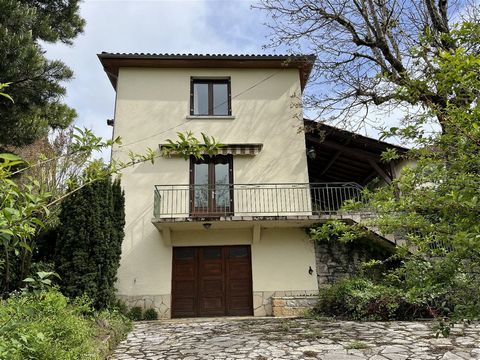 10 minutes from Figeac, this country house is ideal for anyone who wants to live on the outskirts of Figeac in a house requiring little maintenance. It consists on the ground floor of an entrance, a large independent fitted kitchen (with small pantry...