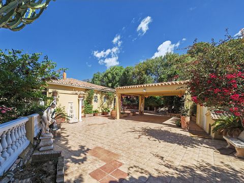 Villa for sale in , Mijas with 4 bedrooms, 5 bathrooms, 4 en suite bathrooms, 1 toilet and with orientation south, with private swimming pool, carport garage (4 parking spaces) and private garden. Regarding property dimensions, it has 358 m² built an...