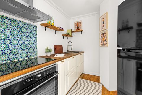 Welcome to a gardener's paradise at the Mews Condominium in desirable Windsor Terrace, just a stone's throw from Prospect Park. This charming duplex apartment features beautiful hardwood floors, great light and modern amenities including a dishwasher...