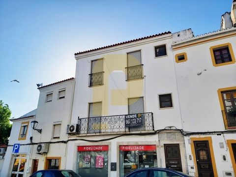 Apartment T3 with 152 m2 of gross private area, located in the parish of Asunción, Elvas. The apartment consists of 1st floor with three bedrooms, a living room and a bathroom. The 2nd floor consists of a large living room, hallway with built-in clos...