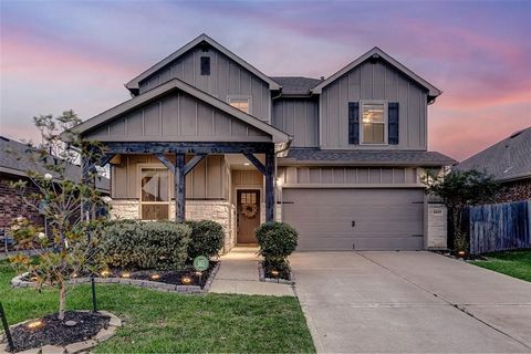 Pristine 3 bed, 2.5 bath, 2-car garage JEWEL in King Crossing is ready for you! Fall in love with high ceilings, crown molding, fresh interior paint (2023), wood-look tile floors, natural light & chef’s kitchen! Enjoy open concept living with kitchen...