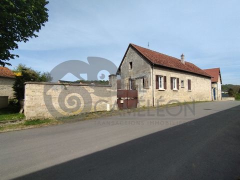 A few kilometres from Vailly-sur-Aisne, a village with amenities and school infrastructure (schools and college), in a quiet area, you will discover with us this stone house built on an enclosed plot of 623 m2. The 74 m2 of living space reveals a bri...