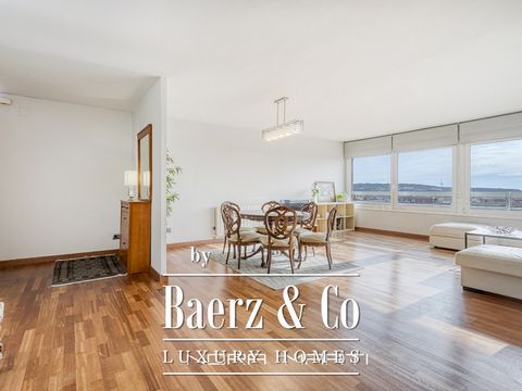 Discover this exceptional apartment located in one of the most privileged areas of Las Corts, in close proximity to Avinguda Diagonal, offering unbeatable views from its eleventh floor. The distribution of the house is excellent, with four bedrooms, ...