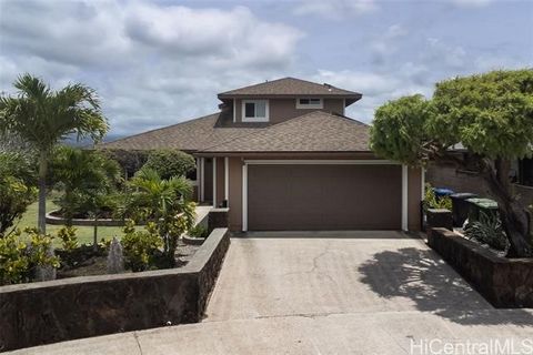 Popular HAWAII MODEL from the Islander series. Built in 1989, this 4 Bedroom 2.5 Bath home is located in a quiet CUL-DE-SAC. Mature landscaping surrounds the property. Stunning MOUNTAIN VIEWS. SOLAR water and 20 PV panels (owned) keep the electric bi...