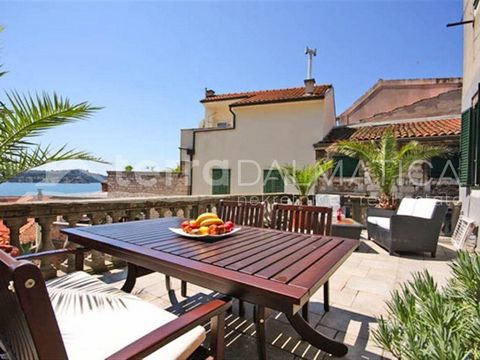 A beautiful apartment for sale in Sibenik that offers an incredible combination of tradition and modern comfort, located in a building that is a cultural monument in itself. The apartment consists of an entrance hall, a storage room, two comfortable ...