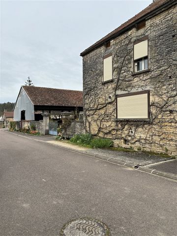 Farmhouse in MOLESMES (village with shops) near RICEYS on the Champagne road. Great potential with different orientations: housing or gîtes, in a very touristy area. This real estate complex includes a house to be refreshed of 190 m2 with a veranda o...