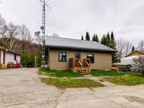 *WATERFRONT* Pretty open concept 2 bedroom country house located on a body of water with 40 km of navigable waters. Completely renovated in 2021. Heated garage with a wood stove, large balcony giving a panoramic view of the water and the mountain. IN...