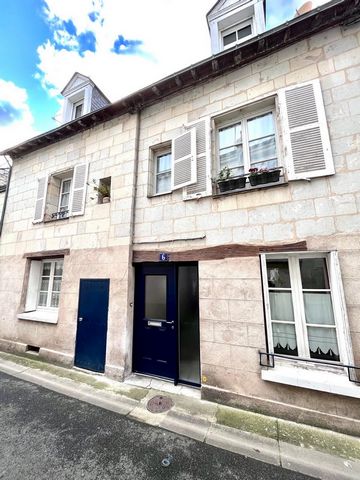 Come and discover this charming freestone house, located in the heart of the city. It has on the ground floor: an entrance, a dining room open to the kitchen with direct access to the courtyard, a living room with freestone fireplace, a toilet and si...