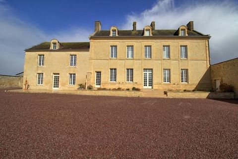 A 15 mn de Caen, Ancien corps de ferme entièrement rénové se composant d'une maison de Maître d'une surface utile de 250 m² et de ses dépendances de 400 m² ; le tout sis sur un terrain d environ 5100 m². La maison d'habitation se compose, sur 3 nivea...