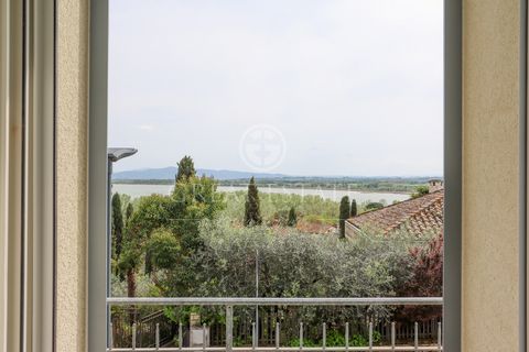 The house, arranged on two levels for a total of 208 sqm, is composed of a large living room/kitchen with access to the private courtyard, bedroom/study, closet and bathroom on the ground floor; on the first floor we find a lake view bedroom with pri...