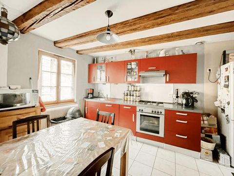SORGEL Immobilier offers you, in the historic center of Barr, an apartment on 3 levels of 79.85 m2 carrez (about 103 m2 on the ground). On the 1st level: an entrance hall with cupboards, a living room with its open kitchen, a hallway with stairwell, ...