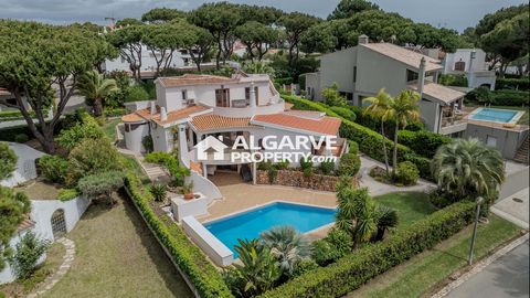 Located in Vilamoura. Stunning 4-bedroom villa in Vilamoura, just minutes from the Marina, beach, and golf courses. With a total area of 800m2, this property offers the perfect balance between indoor and outdoor space. The spacious and well-maintaine...