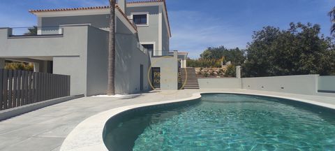 Located in Loulé. NEW villa with 4 bedrooms en suite, with swimming pool, garage, garden in the place of the bedrooms in Almancil (Loulé). The villa has sea views on the horizon. This spectacular villa has plenty of natural light and magnificent sun ...