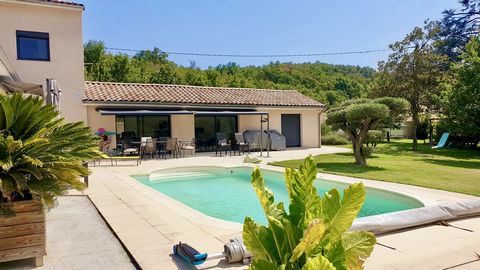 Au Sud de Valence ,idéalement située en campagne , cette maison de 320 m2 sur une parcelle de 5000 m2 au calme, est un bien rare dans ce secteur recherché qu'est Etoile sur Rhône . En dehors de sa localisation , elle saura vous séduire par ses volume...