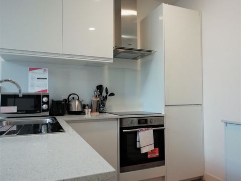 Located in the heart of London, surrounded by excellent transport links, this spacious apartment is the ideal pied a terre whether you are coming to London for business or leisure. here you can take advantage of the several tube and bus stations arou...