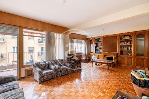 Appartement à rénover de 177 m2 avec terrasse de 10m2 et vues dans la région de Nuevos Ministerios - Ríos Rosas, Madrid.La propriété dispose de 4 chambres, 3 salles de bain, place de parking, climatisation, armoires intégrées, buanderie, chauffage et...