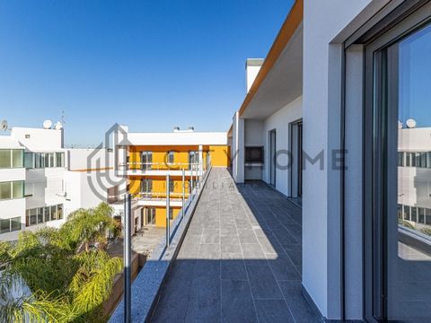 Apartment with 3 bedrooms, located on the 1st floor, very well located in the center of the village of Pêra, next to all services and commerce. This apartment for debut consists of: - Entrance hall - Kitchen furnished and equipped in open space -Pant...