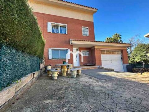 MONMARESME exclusively presents this magnificent house with three winds, with a wonderful communal area with swimming pool, surrounded by nature, it is in Can Palau 5 minutes walk from the town. It will allow you to enjoy the tranquility of the area....