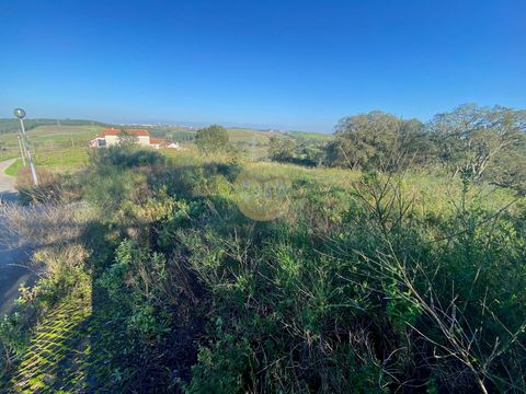 Located in Cadaval. Plots of land in a quiet area - Cadaval Inserted in the Allotment of Quinta dos Vales, very quiet area, a short distance from the center of the village of Cadaval and commerce and services. This is 2 lots. Lot 1 with an area of 99...