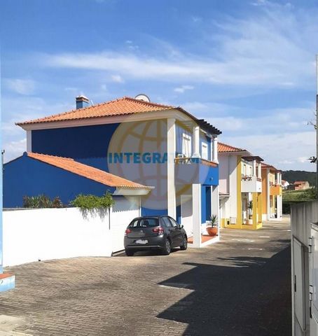 Located in Caldas da Rainha. Very well maintained detached house sold FULLY FURNISHED, inserted in a gated community with private garden and shared pool. This charming villa is located in an excellent location, with all services such as restaurants, ...