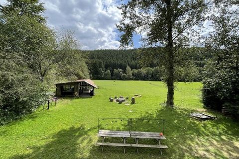 Deze mooie, authentieke vakantiewoning is van alle gemakken voorzien voor de moderne gast. Al het meubilair, waaronder de bedden, is nieuw. Vanuit de benedenverdieping loop je het terras op en de tuin in. Op de bovenverdieping loopt een balkon over d...