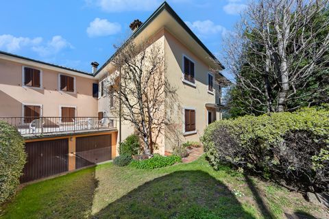 A stone's throw from the center of Lonato del Garda but in a very quiet area without passing cars is located this portion of a spacious and independent semi-detached villa. The villa was built with a fine structure and a very practical living arrange...