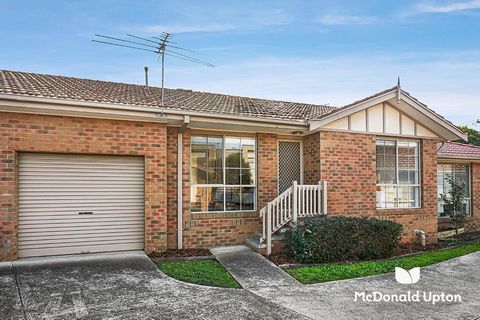Versatile in its appeal and unrivalled in its convenience, this tastefully refreshed villa offers a quiet lifestyle retreat by North Essendon's transport options, boutique retail, and rich café culture. Peacefully set back from tightly held Queen Str...