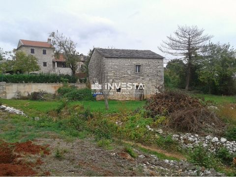 Nell'Istria centrale, nelle vicinanze della pittoresca cittadina di Oprtlje, si trova questa casa autoctona in pietra di 50 m2 costruita su un terreno di 365 m2. La casa si sviluppa su due piani, luce e acqua sono a terra, e la strada di accesso è se...