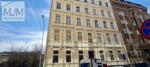A double-sided sunny apartment for sale in the very center of Szczecin - near the Port Gate. Side street - there is no noise. The apartment consists of: - living room with kitchenette, - separate toilet, - separate bathroom - 3 rooms -wardrobe - a la...