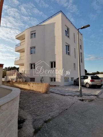 For sale is a spacious three-bedroom penthouse with a roof terrace in Okrug Gornji, not far from Trogir. The penthouse is located on the second floor of a smaller building with a total of four residential units. The apartment has a total net living a...