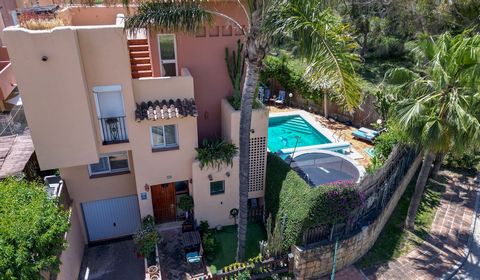 Presentamos esta hermosa casa individual en Nueva Andalucía, Marbella, ubicada en la exclusiva urbanización cerrada de Condes de Iza, que cuenta con dos piscinas y amplias zonas comunes. La vivienda, con orientación sur, consta de un total de 208 m² ...