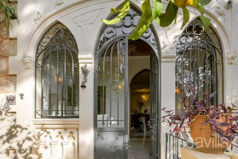 Situada en el corazón del centro histórico de Niza, la Villa du Château de la Tour goza de una ubicación excepcional, a solo 5 minutos a pie de la playa, los restaurantes y el Museo de Bellas Artes. Esta elegante casa adosada destaca por su posición ...