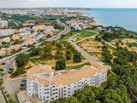 Deal Homes Algarve presents, Fantastic 1 bedroom flat, with sea view, inserted in a private condominium with swimming pool and garden. This flat consists of: - Large entrance hall - Living room and kitchen in open space, equipped with (hob, oven, mic...