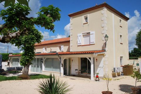 Exclusively, we present to you a country house with a completely independent guest house, swimming pool and access to the Lot. In a quiet area, close to all shops and 5 minutes from Penne d'Agenais, 10 minutes from Villeneuve sur Lot. The estate is i...