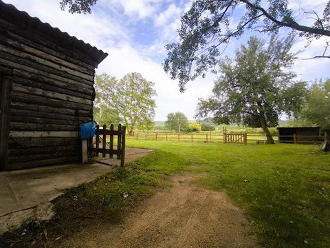 In Tresques zeer mooi recreatiegebied van 7082 m2 vlak en omheind. Dicht bij alle voorzieningen, dit land heeft twee paardenboxen, drie schuilplaatsen en een waterput. Aarzel niet om contact met mij op te nemen voor: -Meer informatie, -Meer foto's, -...