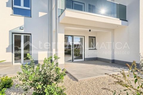 À Brodarica, à 140 m de la mer, un appartement de deux pièces avec jardin est à vendre. Profitez d’une vie confortable ou investissez judicieusement dans un bel appartement dans un nouvel immeuble dans la banlieue balnéaire de Sibenik – Brodarica cet...